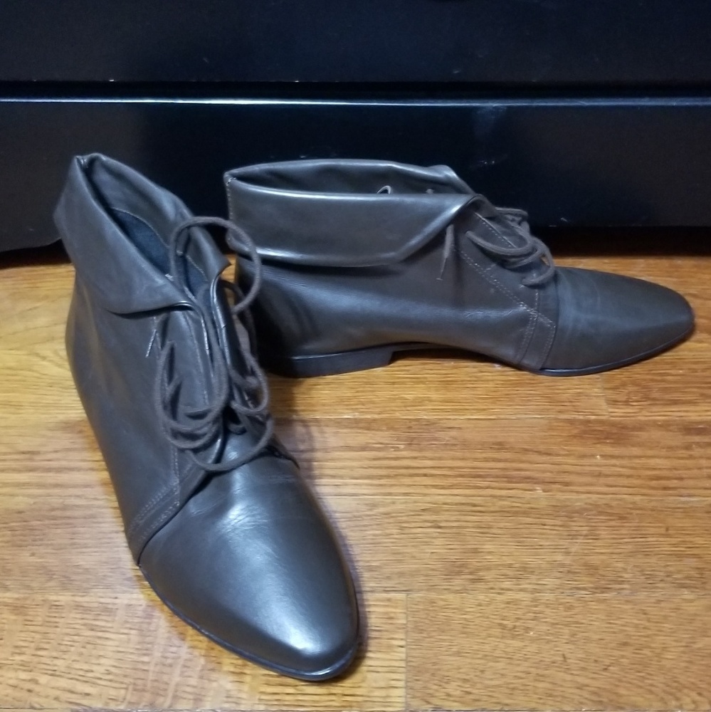 Boots size 9M
